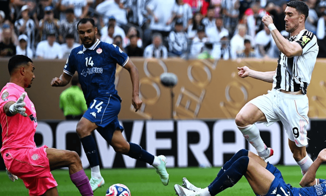 尤文图斯训练开放日；赛前防线松动引欢呼；足总杯在即；赛程密集仍需轮换的简单介绍